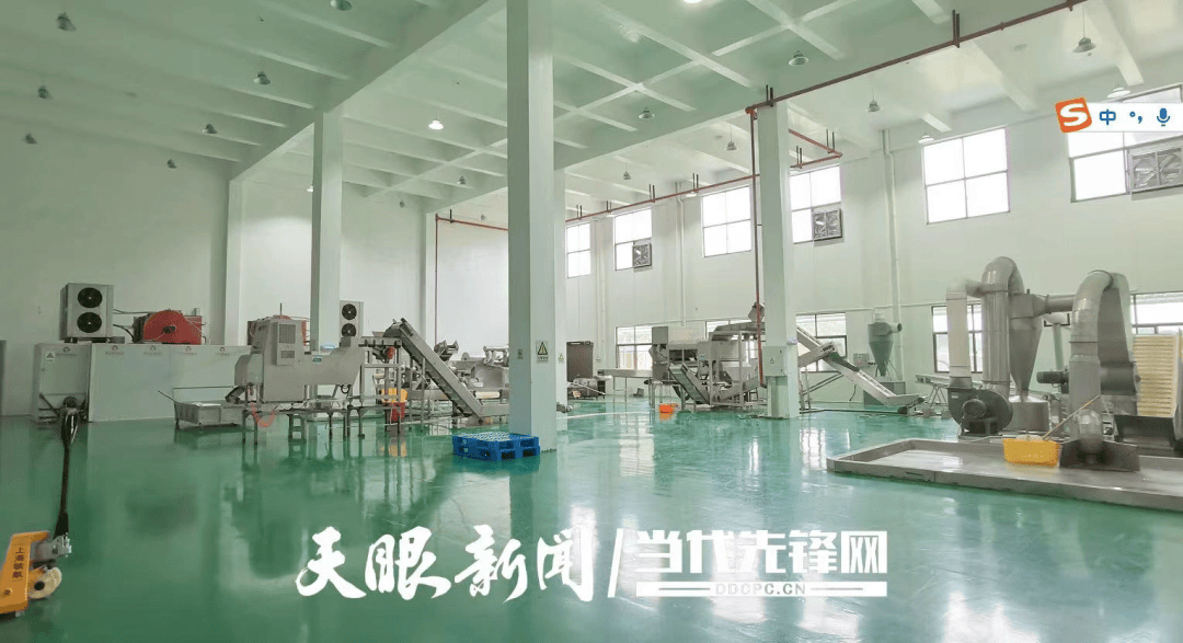 足 红满坡坚守一线“辣”出新春开门红pg试玩【新春走基层】车间飘香年味(图2) 足 红满坡坚守一线“辣”出新春开门红pg试玩【新春走基层】车间飘香年味(图2)